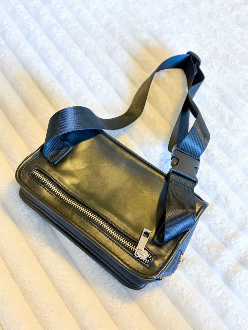 Black Fanny Pack - Perfect for Concerts, Festivals or Sporting Events - Picture 4 of 4